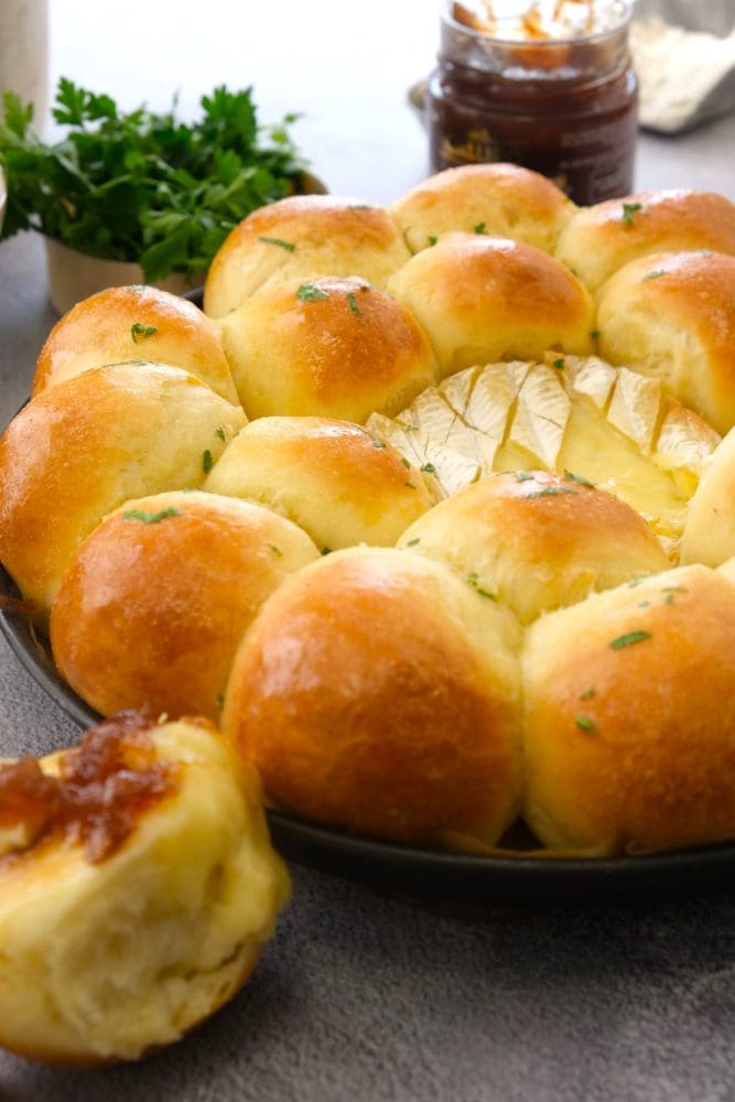 לחם תלישה עם גבינת קממבר חמה