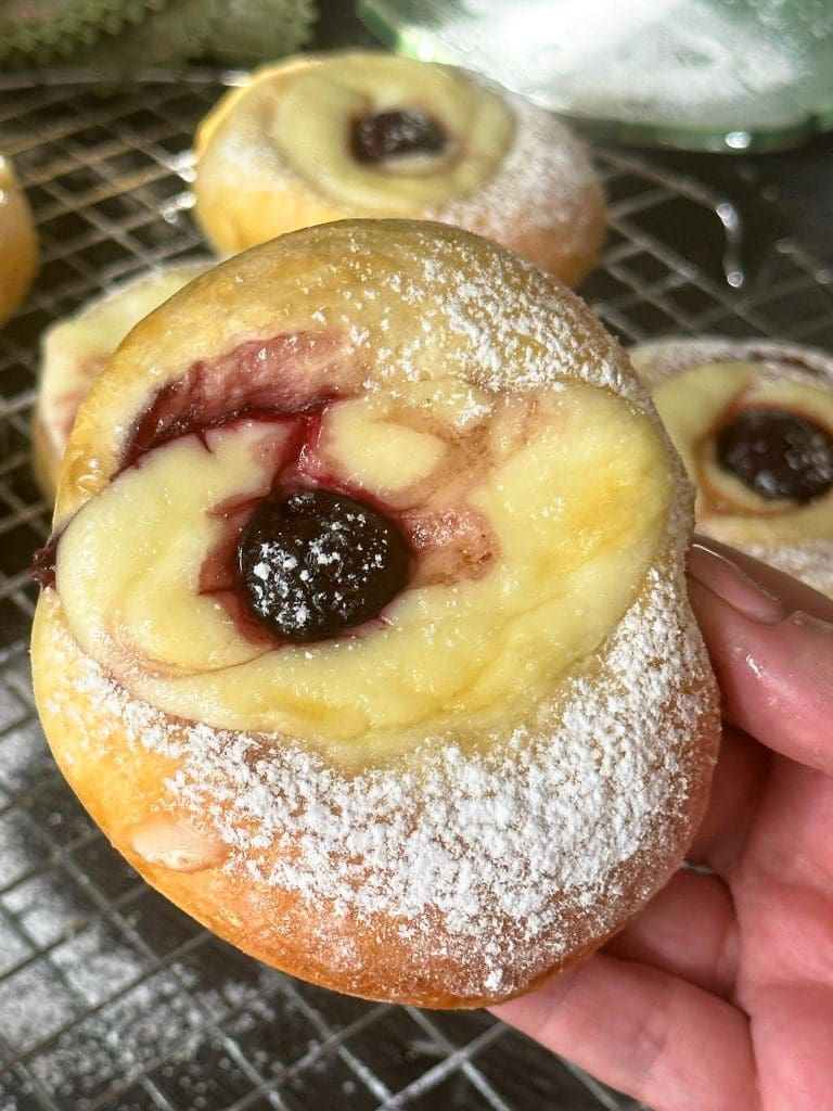 מאפה שמרים אישי במילוי מסקרפונה ודובדבנים