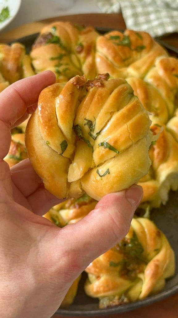 לחמניות רכות במילוי פסטו