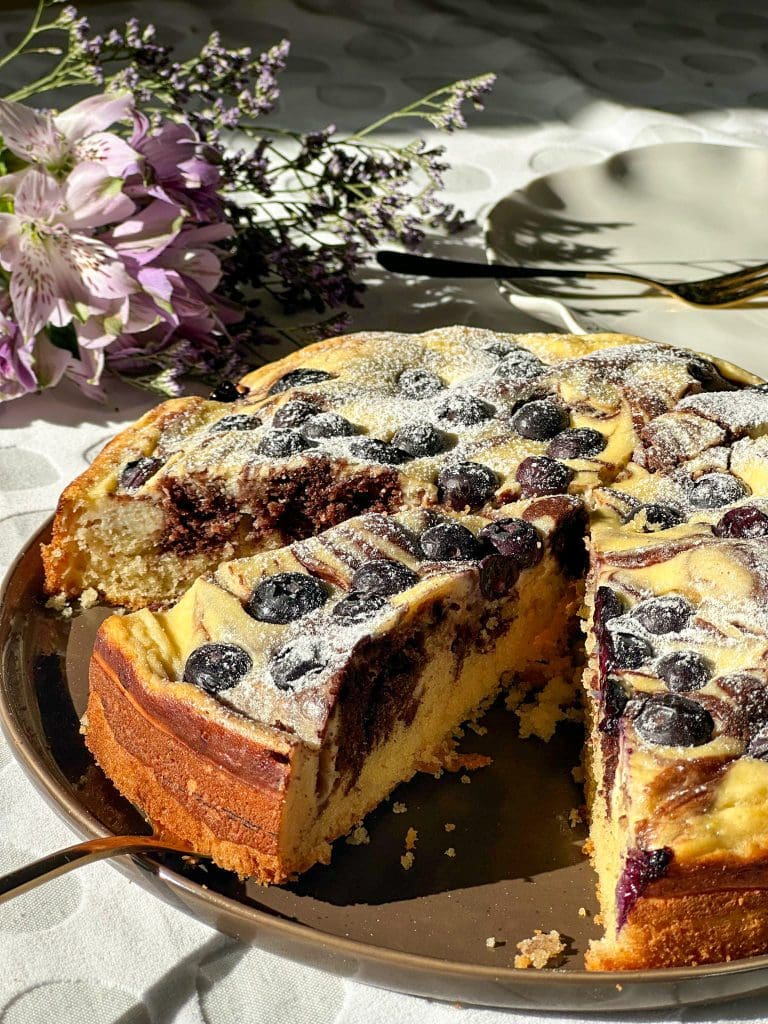 עוגת בחושה שיש גבינה ואוכמניות