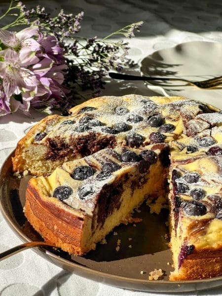 עוגת בחושה שיש גבינה ואוכמניות