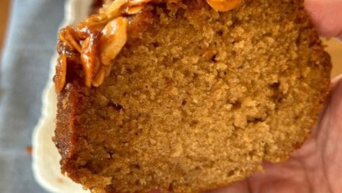 עוגת דבש בציפוי קרנץ שקדים