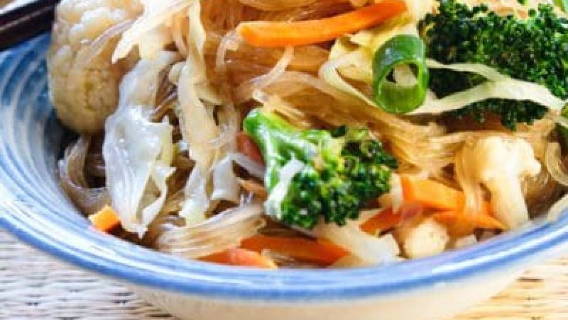 אטריות שעועית עם ירקות אסייתיים בסיר אחד