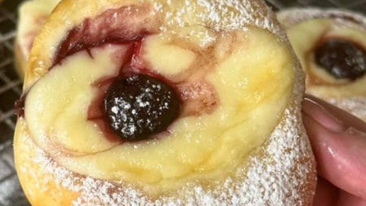 מאפה שמרים אישי עם גבינה ודובדבנים