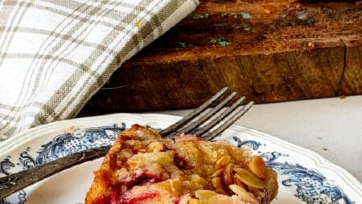 עוגה בחושה עם תותים ושטרויזל