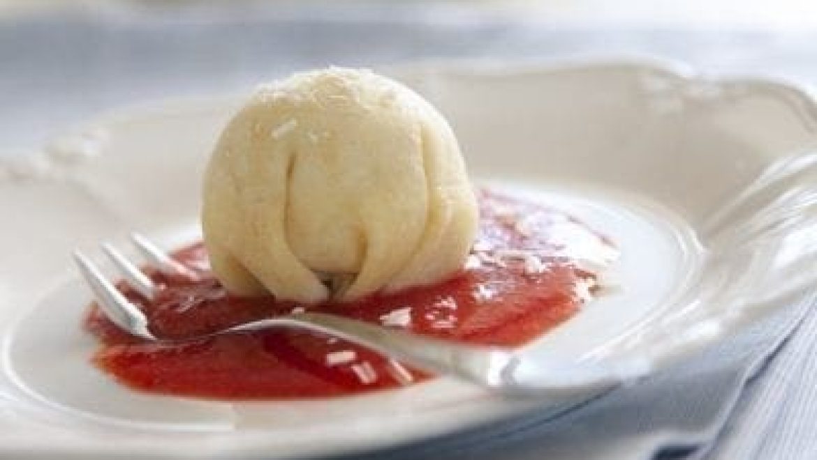 שקיות קרפ במילוי קרם שוקולד לבן מוגשות עם רוטב פירות יער