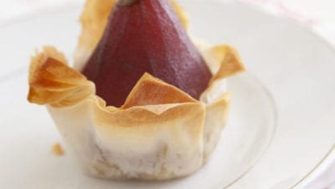 אגסים ביין אדום במילוי קרם שקדים ואפויים בפילו