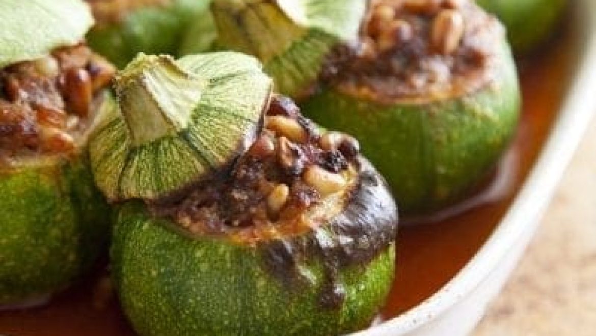 קישואים ממולאים בבשר וצנוברים