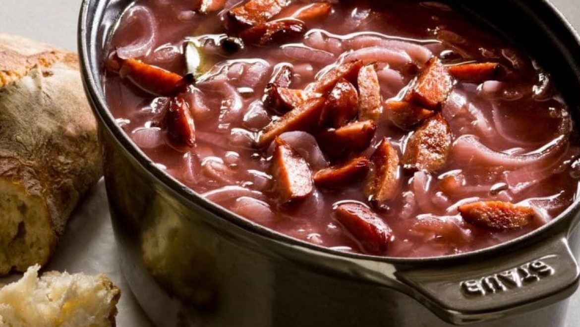 מרק בצל עם נקניקיות פיקנטיות