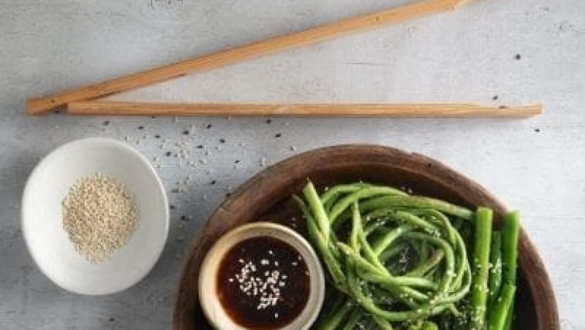 סלט ירקות ירוקים אסייתי עם טופו