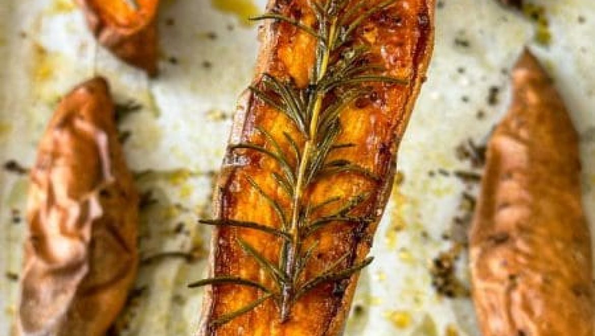 בטטה אפויה עם רוזמרין