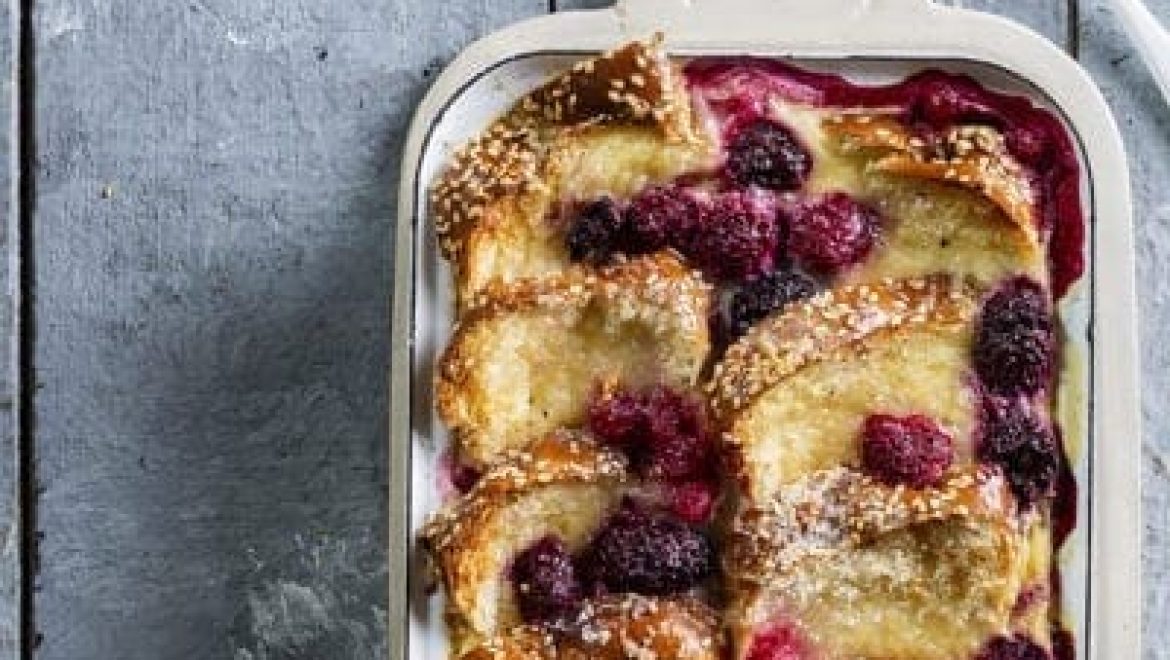 פודינג לחם מתוק עם פירות אדומים