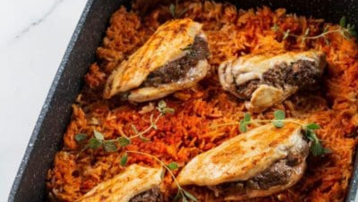 חזה עוף במילוי עראיס מוגש על אורז אדום