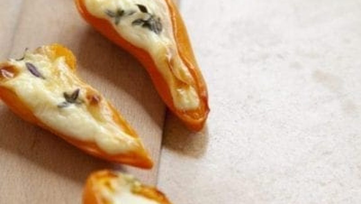 חצאי פלפלים אפויים במילוי גבינה