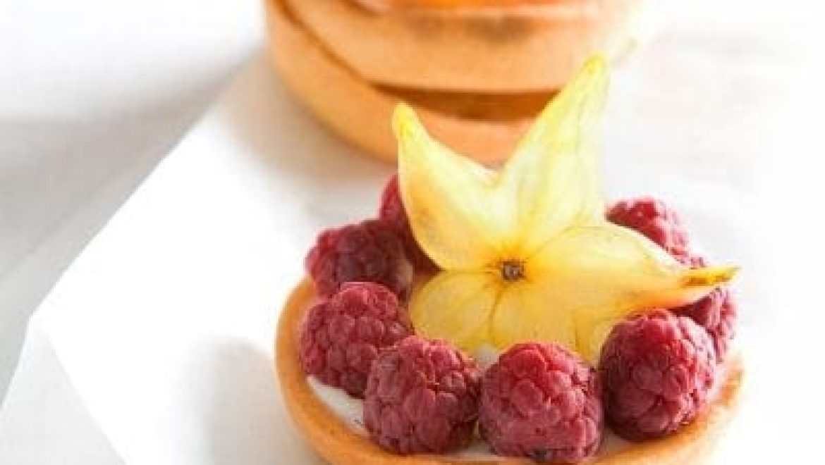 טארט קרם וניל ופירות קיץ