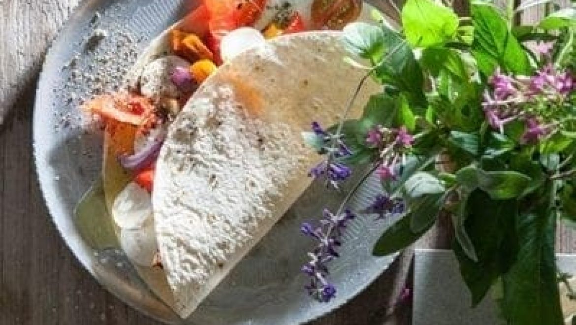 טורטיה במילוי ירקות אנטיפסטי וגבינת עיזים