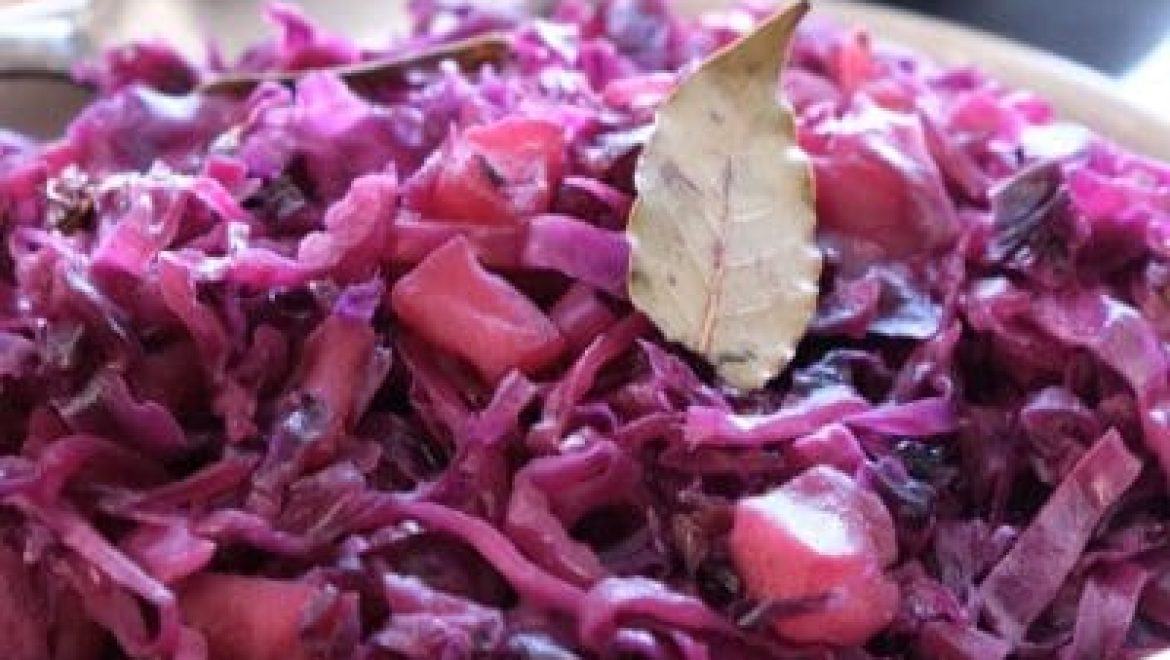 תבשיל כרוב אדום מתוק בניחוח תפוחים ויין אדום