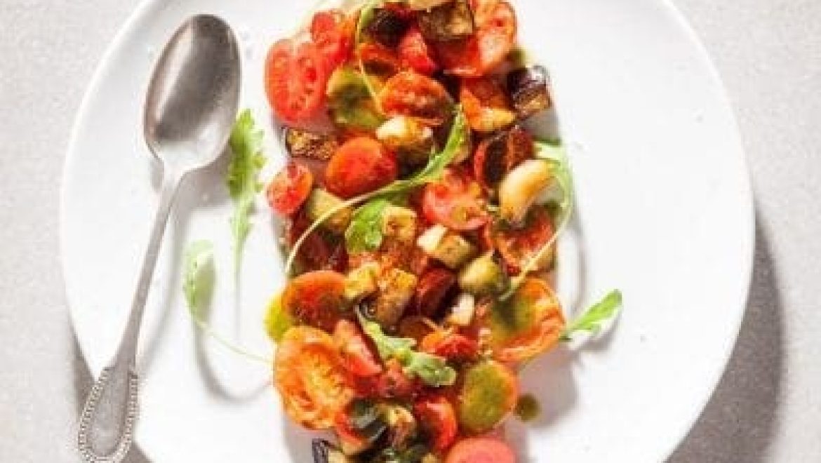 סלט עגבניות צרובות וחצילים