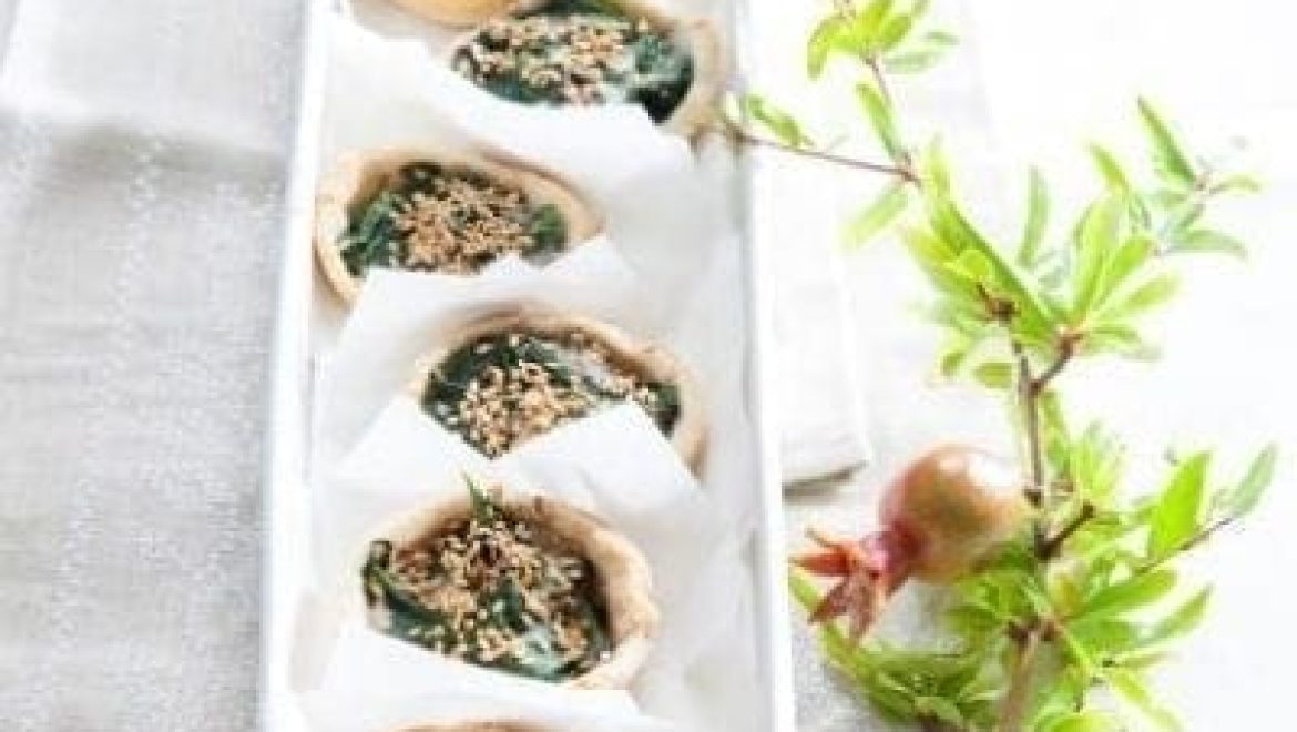 קיש תרד טבעוני בעיטור שומשום