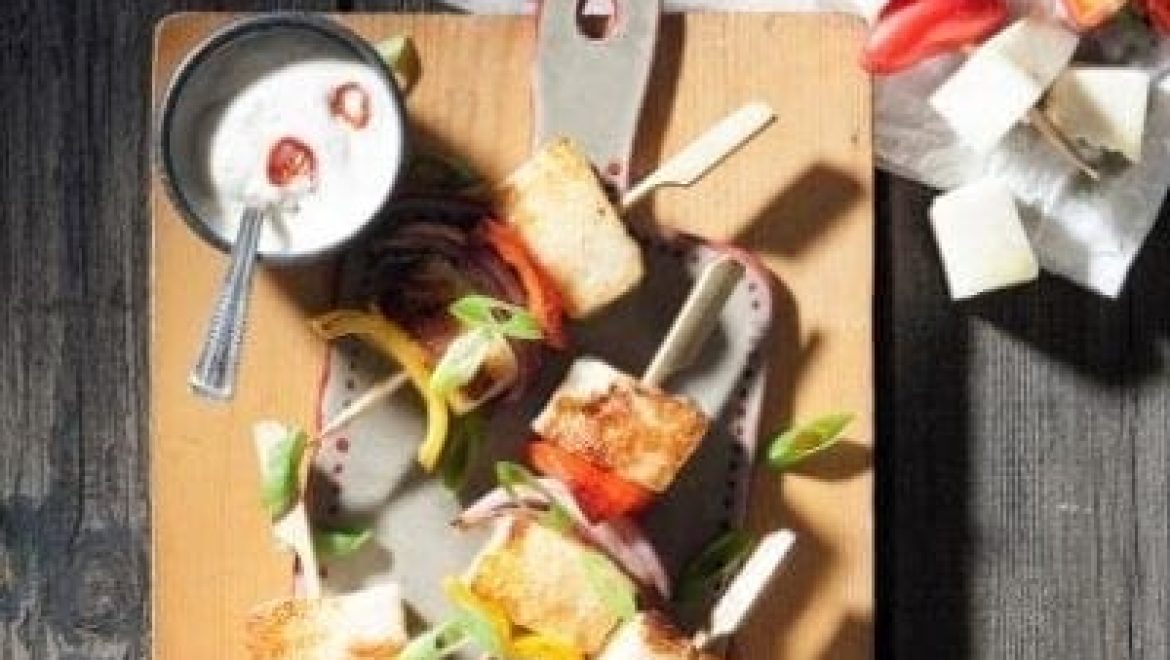 שיפודי גבינת חלומי צבעוניים עם רוטב יוגורט