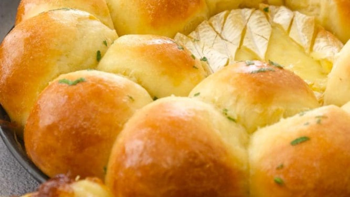 לחם תלישה עם גבינת קממבר חמה