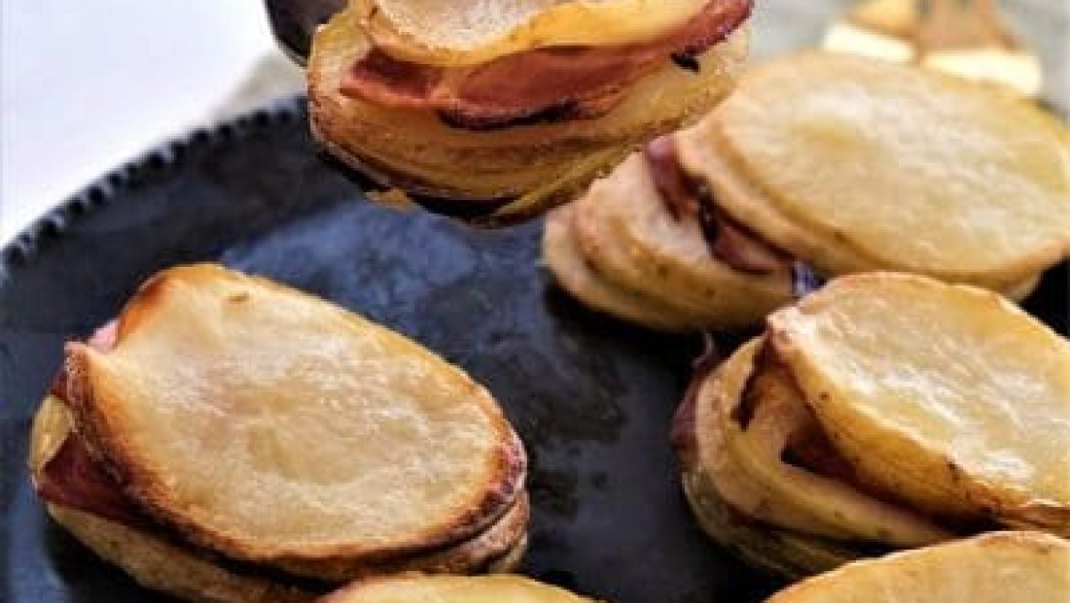 מגדל תפוחי אדמה משובצים בחזה אווז מעושן