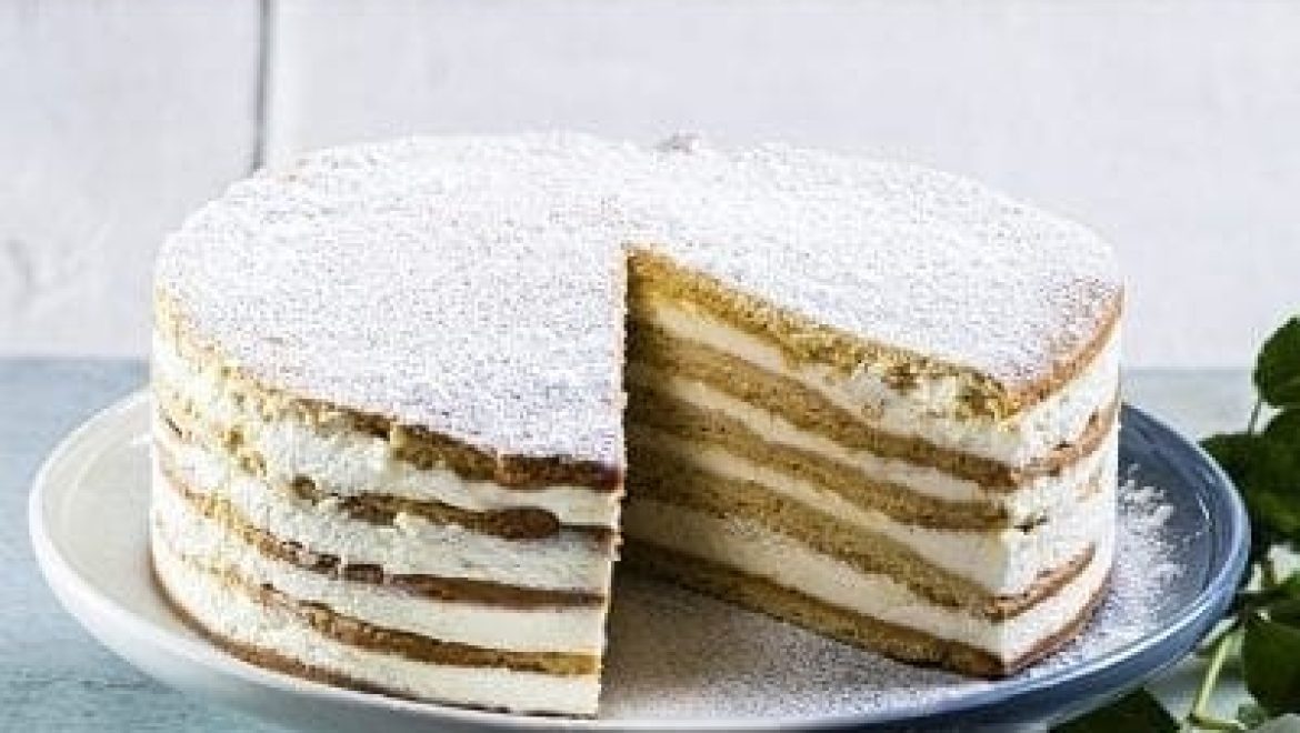 מדוביק – עוגת שכבות במלית קרם שמנת חמוצה
