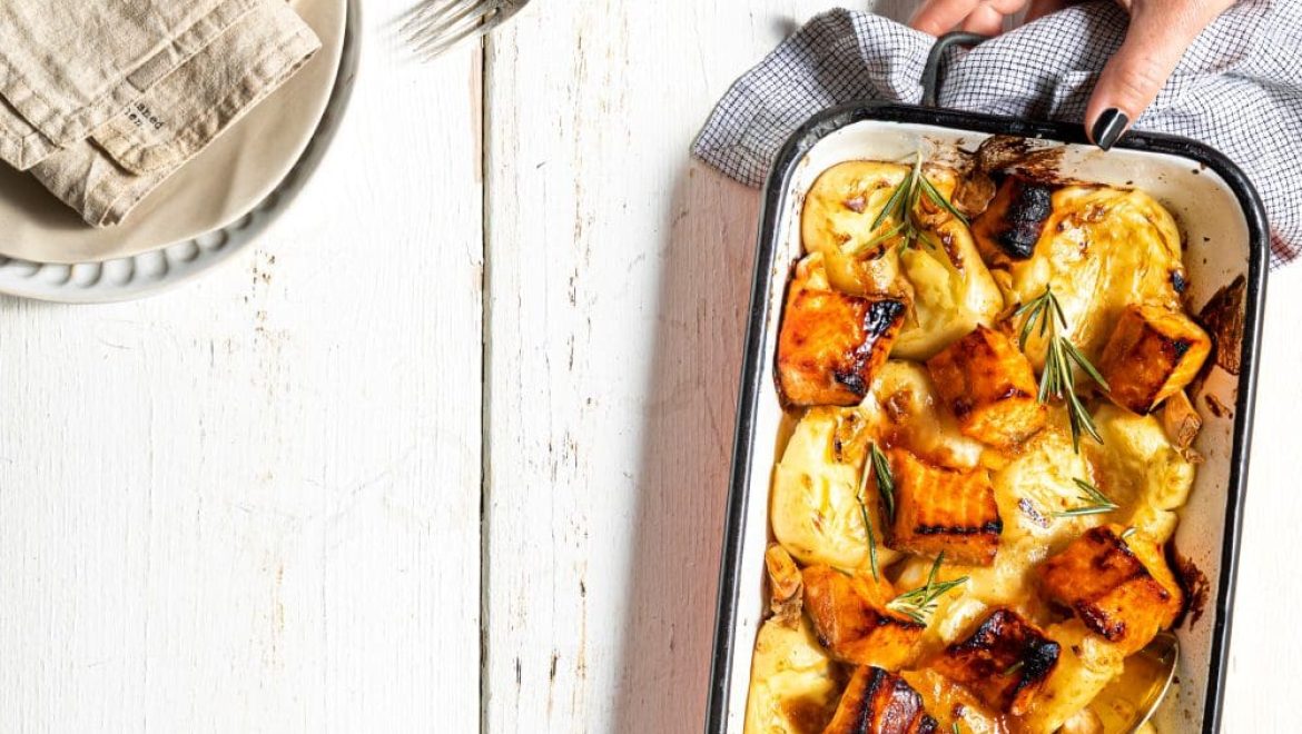 מדליוני סלמון ותפוחי אדמה בתבנית אחת