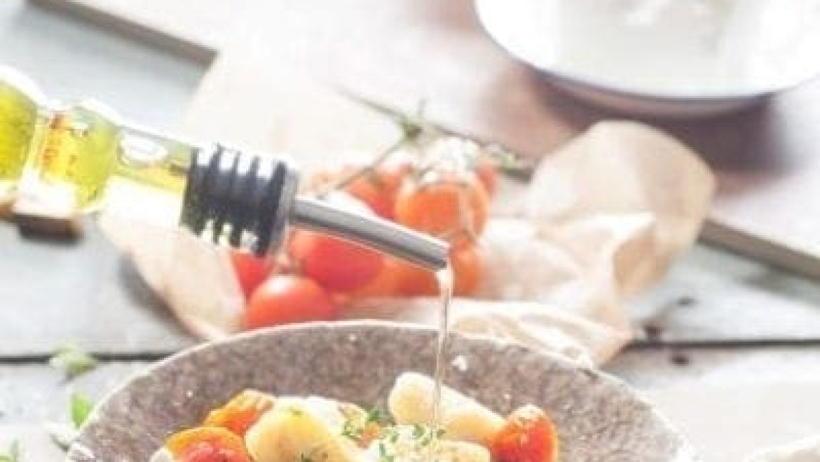 ניוקי עבודת יחד עם רוטב חצילים ועגבניות