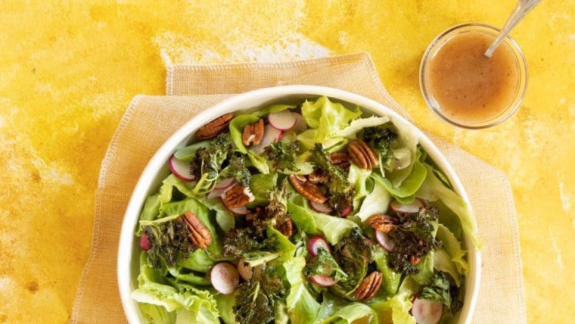 סלט חסה חגיגי עם קייל ופקאנים