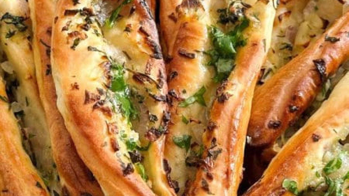 מקלות בצק במילוי בצל מטוגן