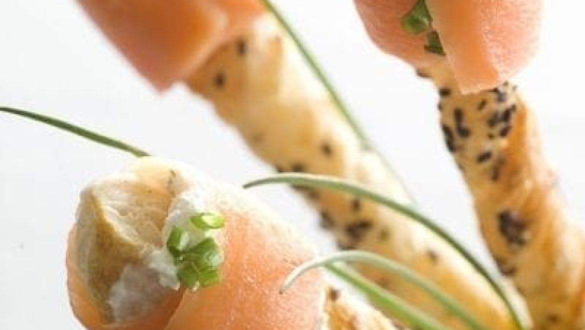 מקלות בצק עלים עם סלמון מעושן