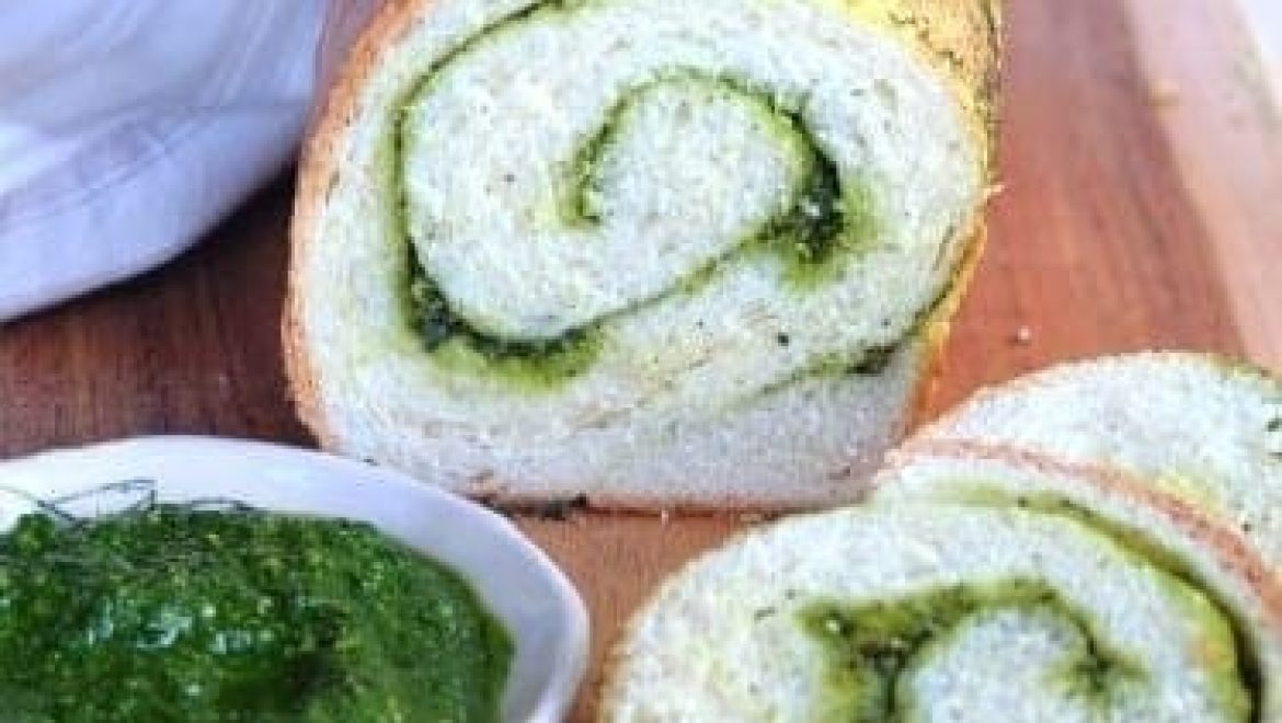 לחם בריוש במילוי פסטו