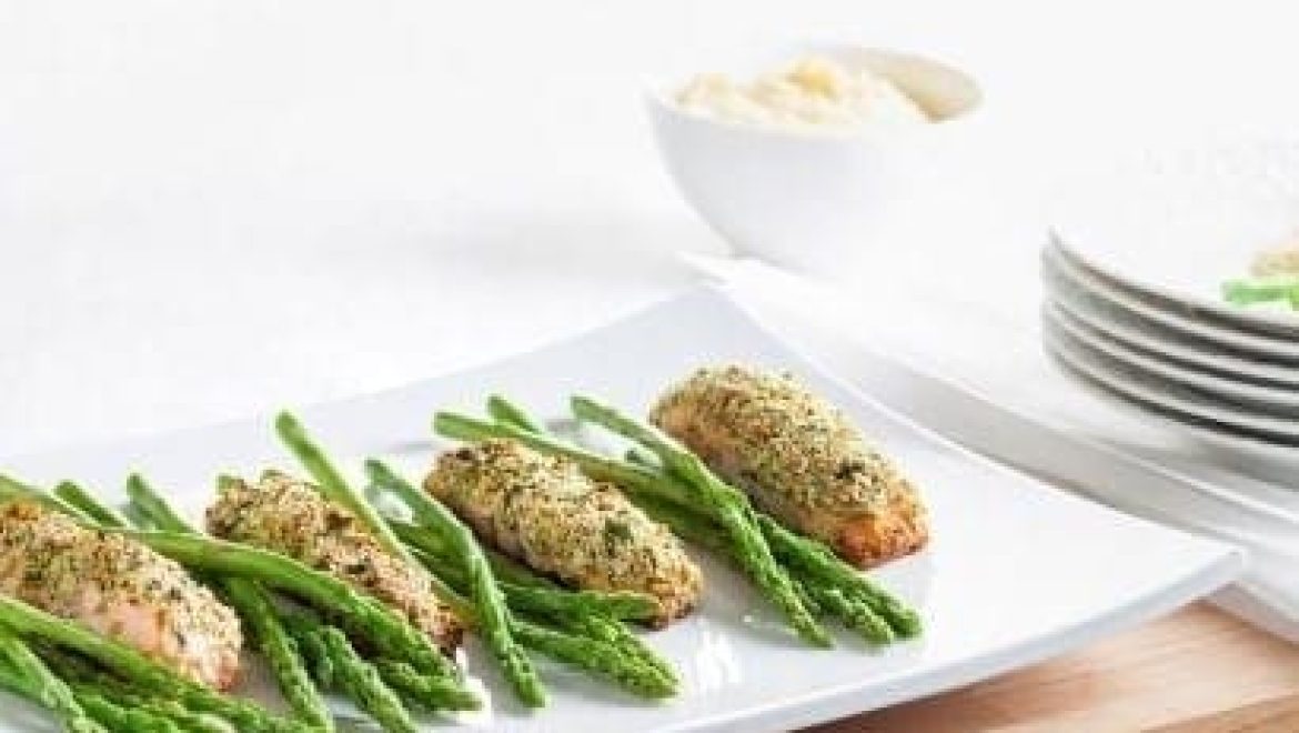 נתחי סלמון אפויים בציפוי אגוזים