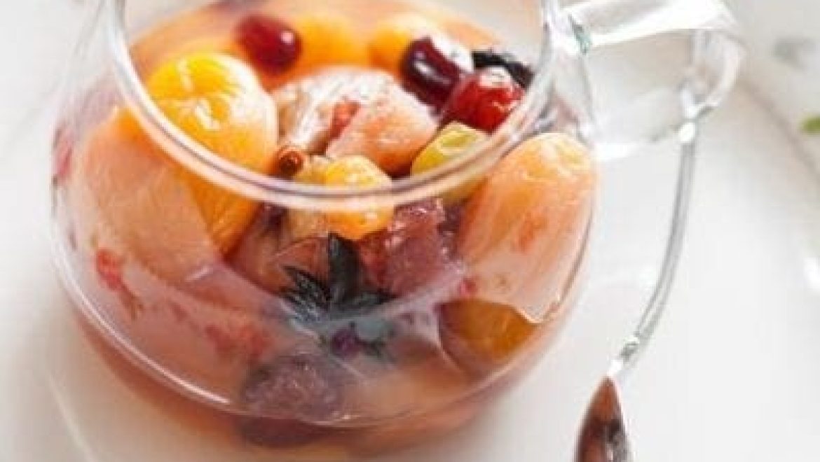 קומפוט פירות יבשים ותבלינים