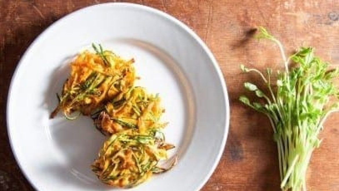 3 לביבות עם רוטב יוגורט אחד