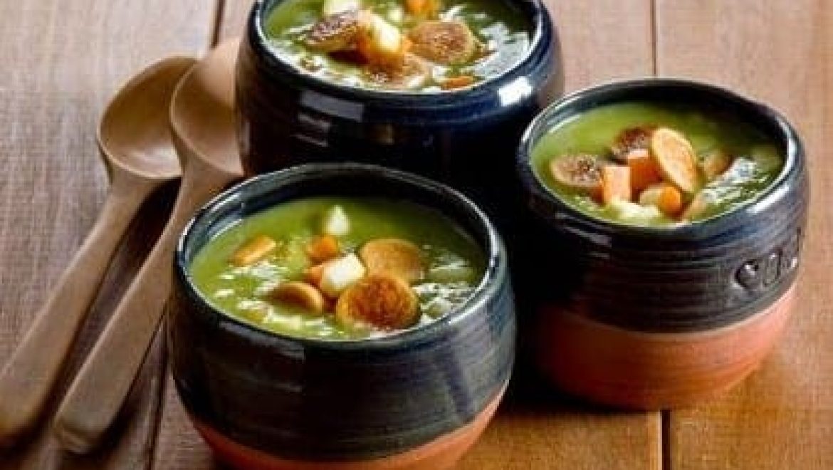 מרק אפונה עם נקניקיות