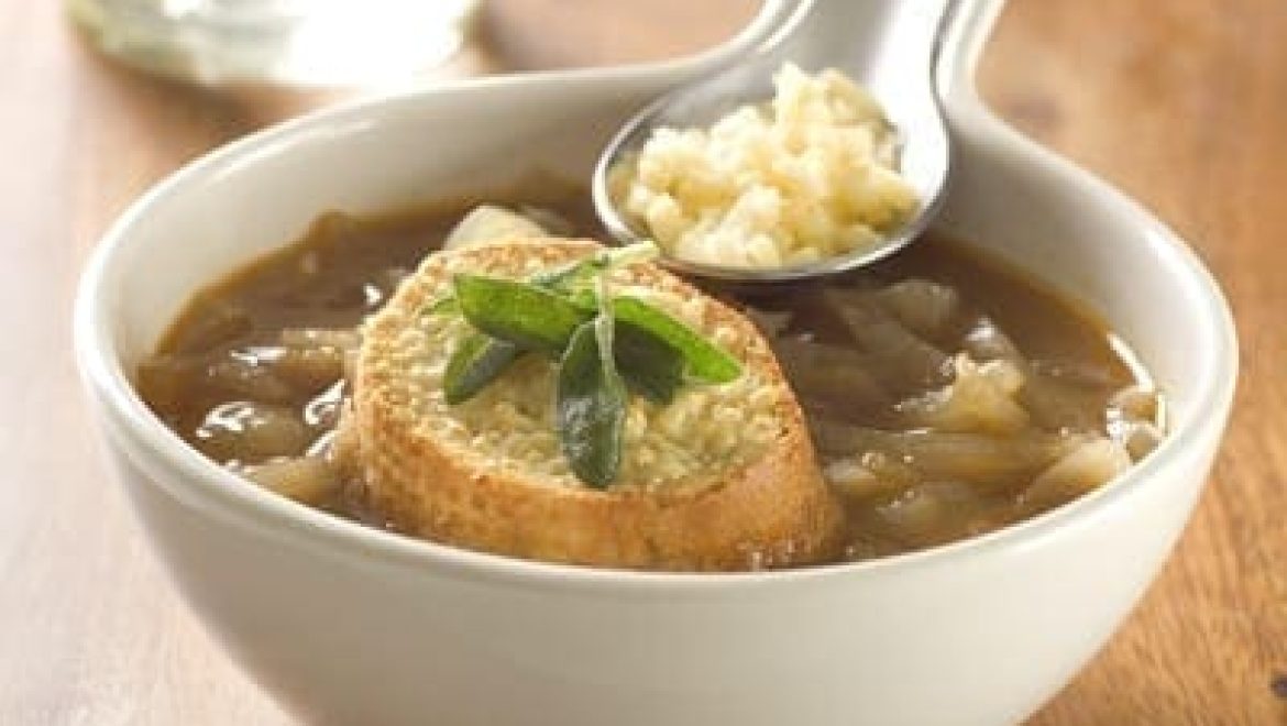 מרק בצל מוקרם עם קרוטוני גבינה ופרמזן