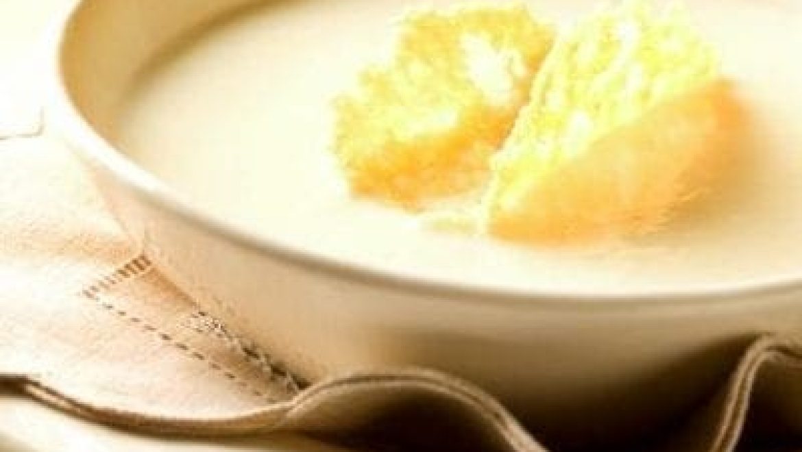 מרק כרובית מוגש עם תחרות פרמזן