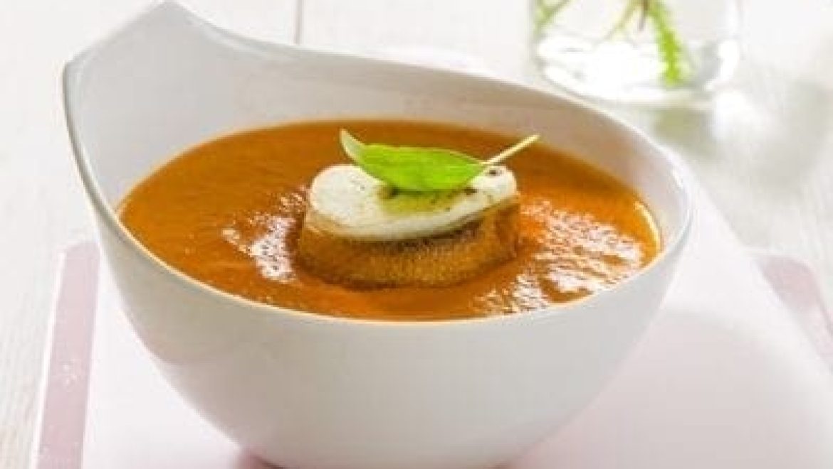 מרק פלפלים קלויים עם קרוסטיני גבינת עיזים