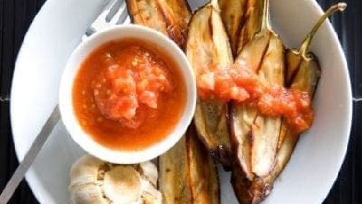 משולשי חציל אפויים מוגשים עם סלסת עגבניות מהירה