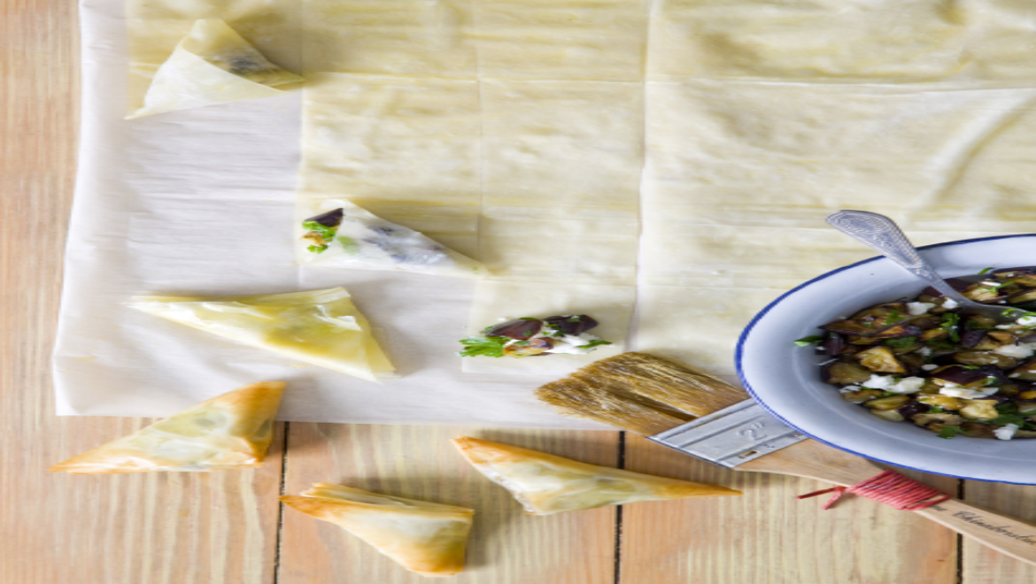 משולשי פילו במילוי חצילים וגבינות