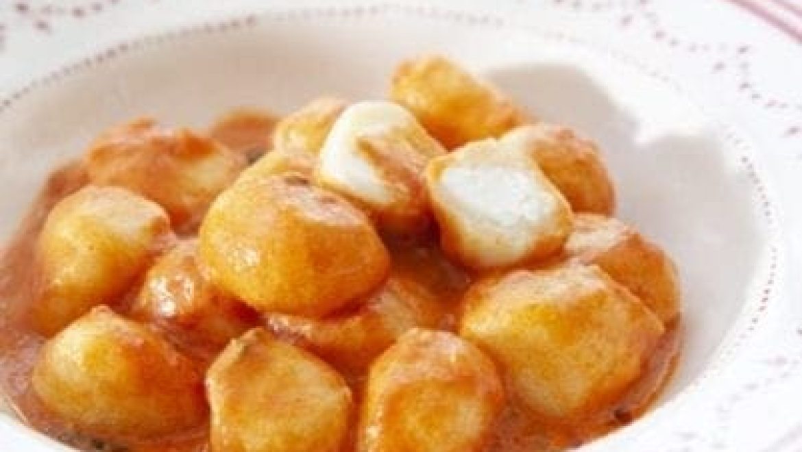 ניוקי ממולא בגבינה עם רוטב עגבניות אפויות ואורגנו