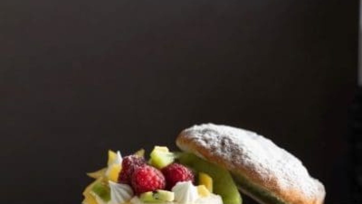 סופגניית קרם שניט וניל ופירות