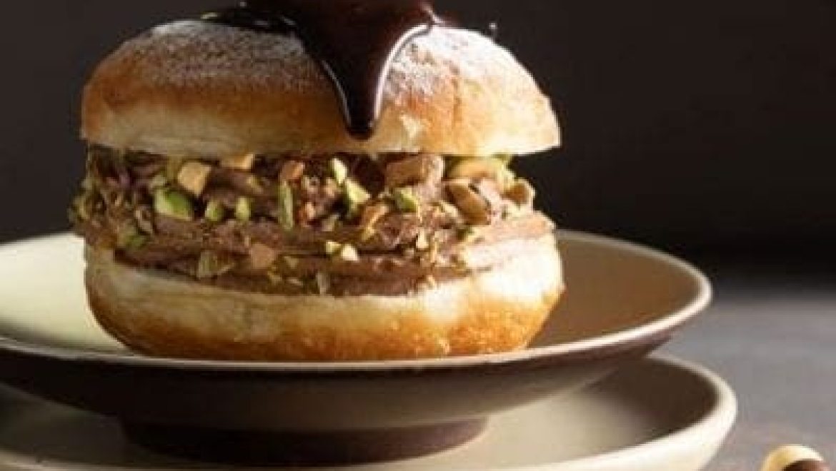 סופגנייה במילוי וציפוי שוקולד