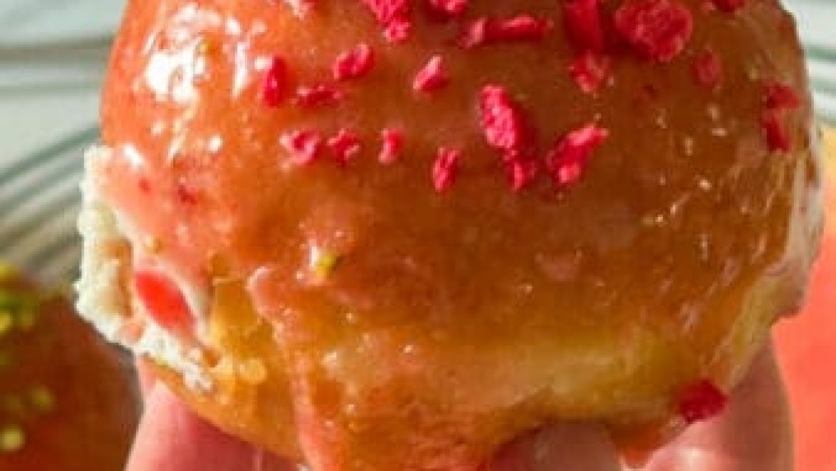 סופגניית תותים וקצפת