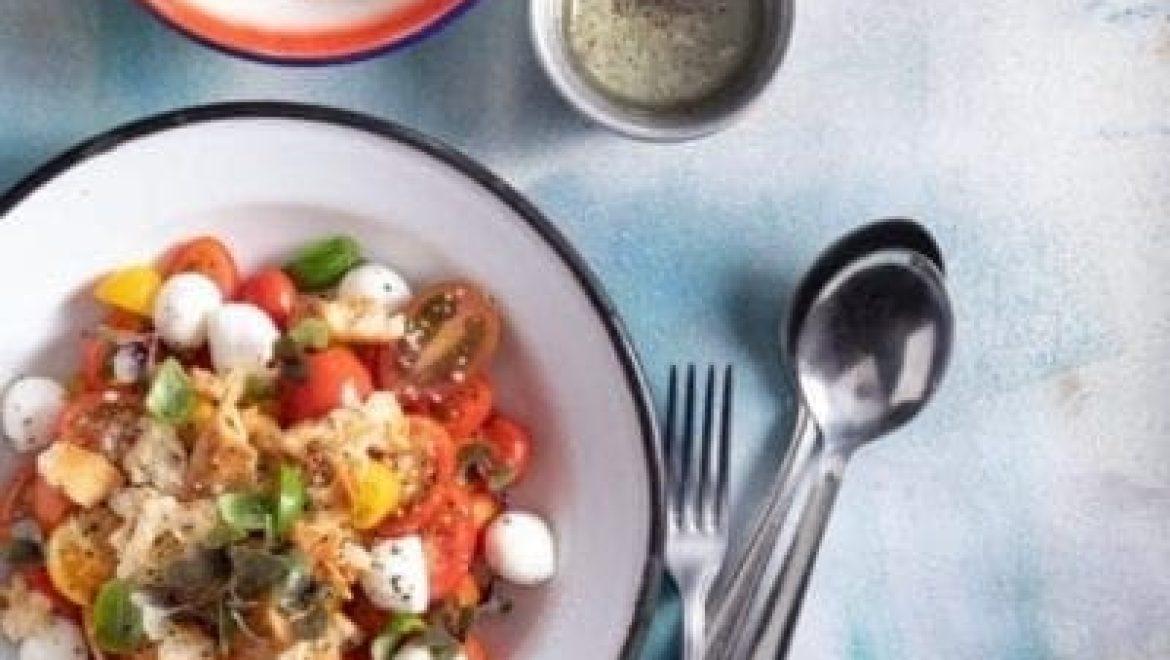 סלט עגבניות שרי כדורי מוצרלה וקרוטוני פיתה ברוטב בלסמי