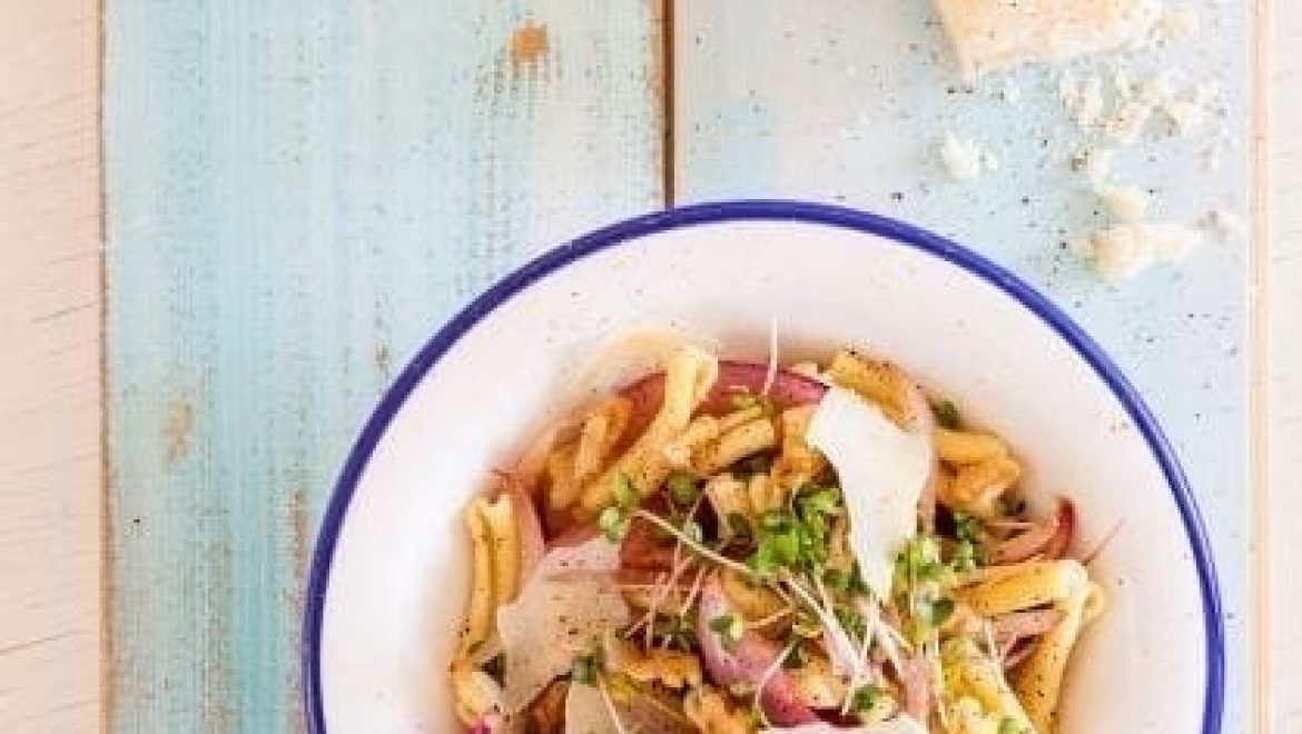 סלט פסטה עם בצלים בקרמל ופרמזן