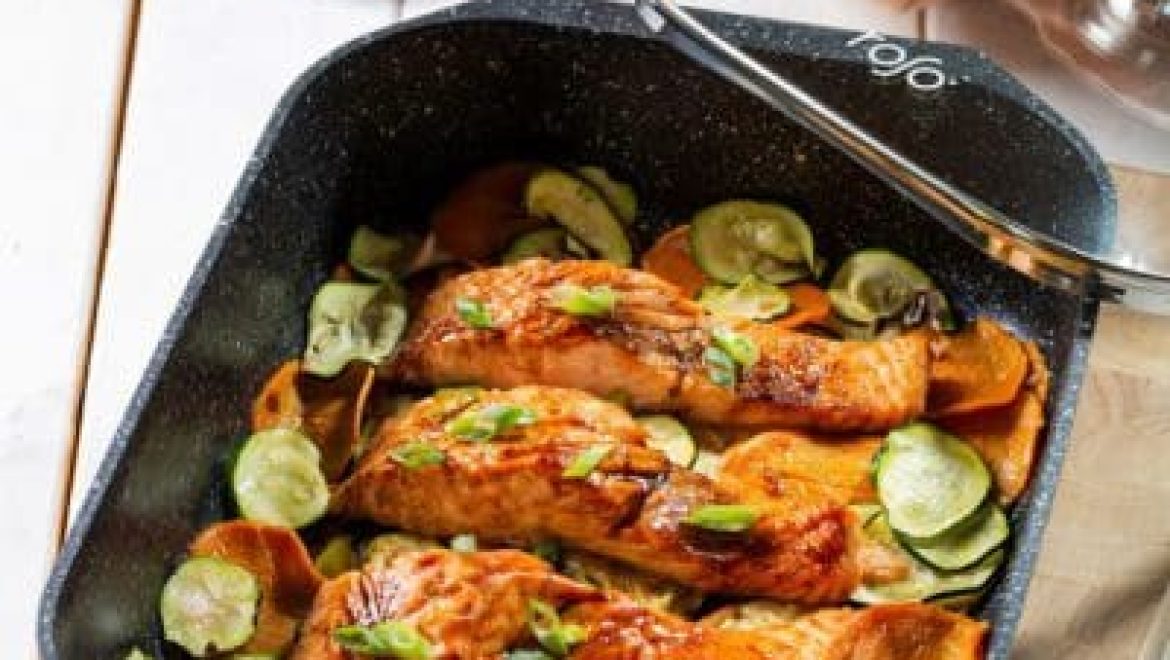 נתחי סלמון על גרטן צבעוני