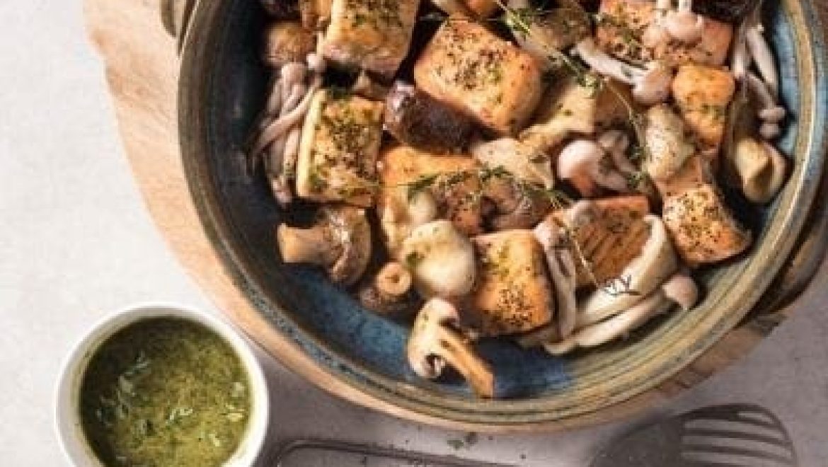 מדליוני סלמון עם פטריות התבנית אחת